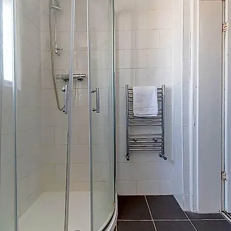 Отель No 4 Georgian Shared House - By Clifton Short Lets 2*